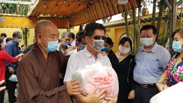 Thượng tọa Thích Huệ Công trao quà Tết cho người nghèo và người mù có hoàn cảnh khó khăn nhân dịp Tết nguyên đán.