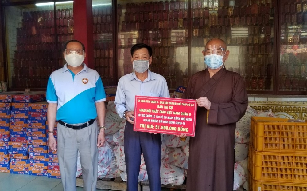 Thượng tọa Thích Huệ Công vận động các Nhà tài trợ giúp đỡ đồng bào khó khăn do dịch covid-19 trên địa bàn thành phố.