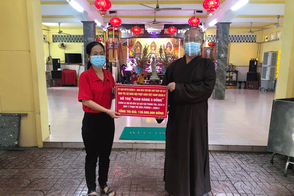 Với cương vị Chủ tịch Hội Bảo trợ Quận 8, Thượng tọa Thích Huệ Công trao hỗ trợ Gian hàng “0 đồng” giúp đỡ bà con trong mùa dịch bệnh.