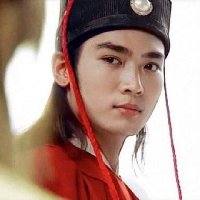 'Triển Chiêu đẹp nhất màn ảnh' Tiêu Ân Tuấn xuất hiện trong đồ nữ, biến thành cô gái tóc bạch kim làm fan 'hết hồn' 1