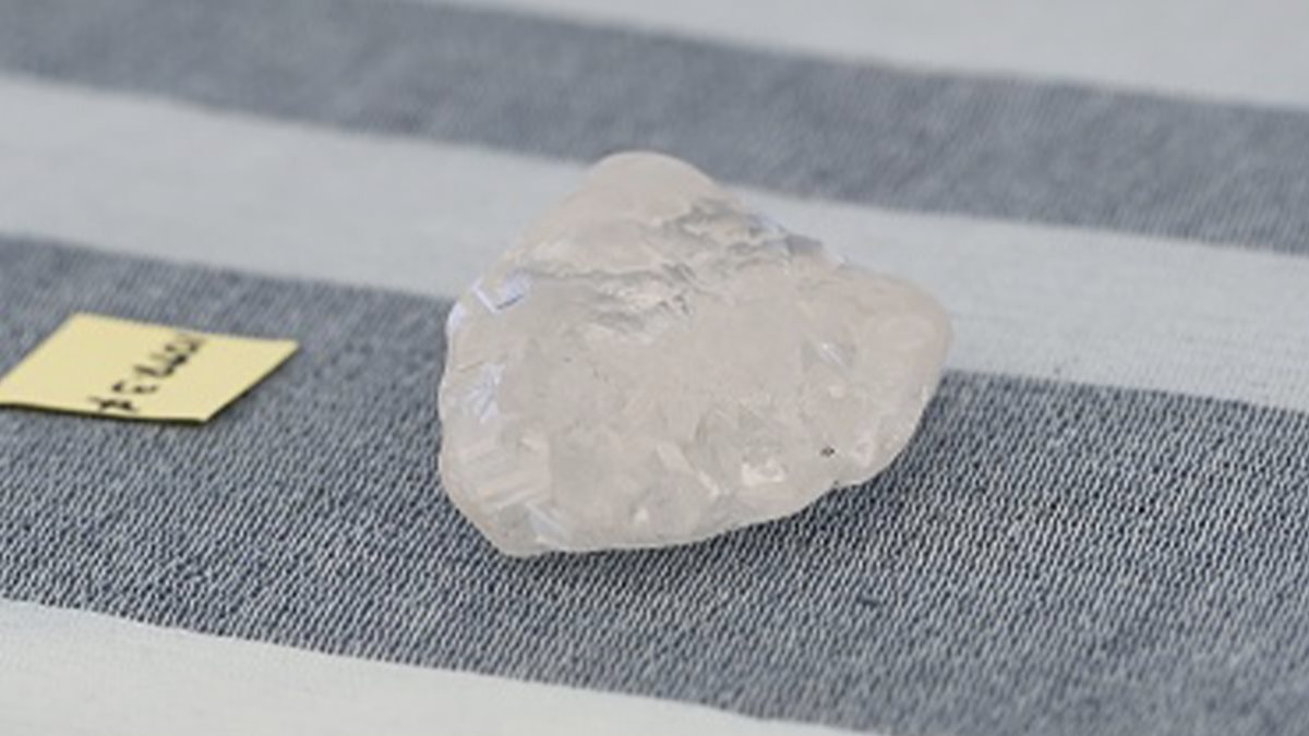 Khai quật viên kim cương khổng lồ hơn 1.000 carat