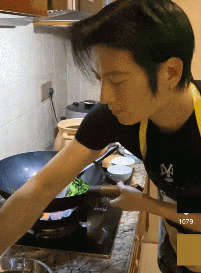 Anh chàng gây bão với video nấu ăn giống hệt Tạ Đình Phong, đến lúc quay chính diện mới 'hết hồn' nhưng nhờ đâu vẫn kiếm bạc triệu? 0