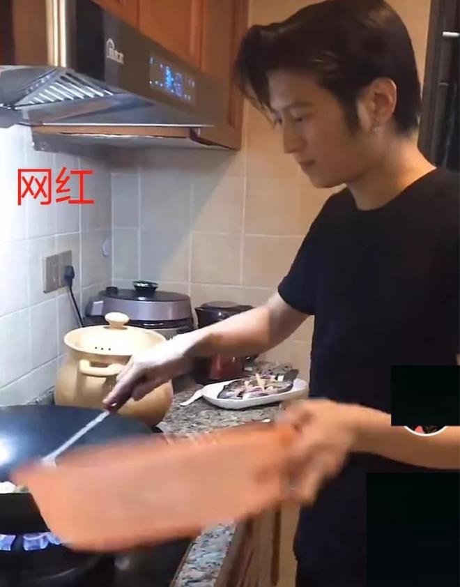 Anh chàng gây bão với video nấu ăn giống hệt Tạ Đình Phong, đến lúc quay chính diện mới 'hết hồn' nhưng nhờ đâu vẫn kiếm bạc triệu? 0