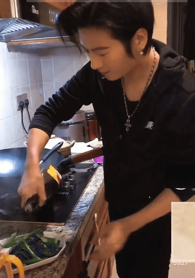 Anh chàng gây bão với video nấu ăn giống hệt Tạ Đình Phong, đến lúc quay chính diện mới 'hết hồn' nhưng nhờ đâu vẫn kiếm bạc triệu? 2