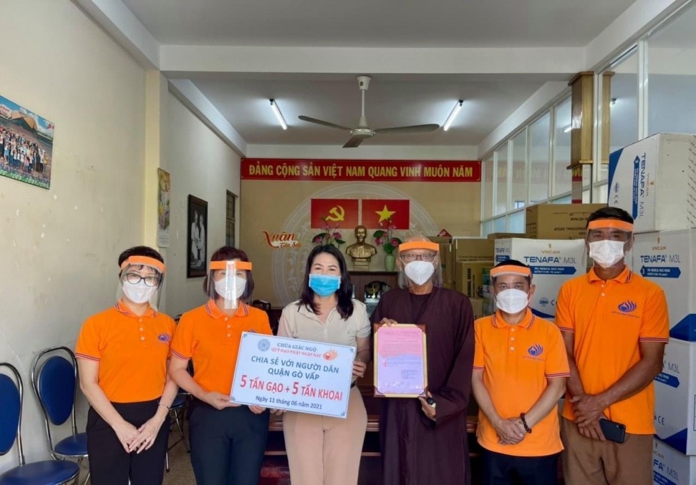Chùa Giác Ngộ chia sẻ với người dân quận Gò Vấp 10 tấn gạo, khoai trong mùa dịch Covid-19.