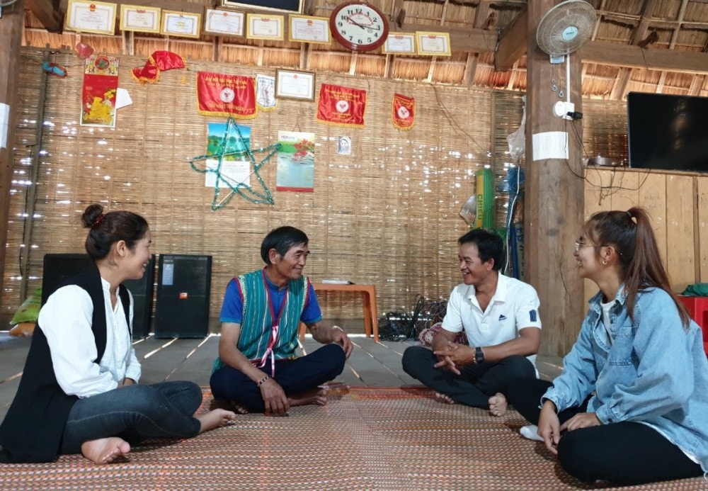 Già Sôn (thứ hai từ trái qua), chính là người không biết chữ nhưng lại là người thiết kế bản vẽ trong trí óc của mình để dân làng dựng lên.