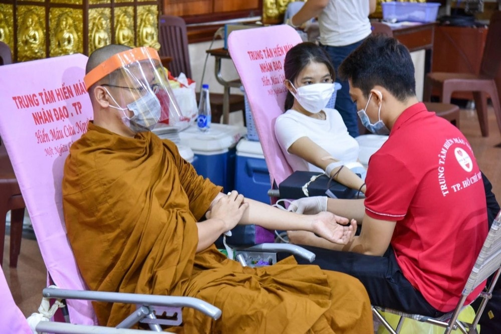 Từ khi thành lập đến nay, chùa Giác Ngộ đã khởi xướng hàng chục chương trình hiến máu nhân đạo.