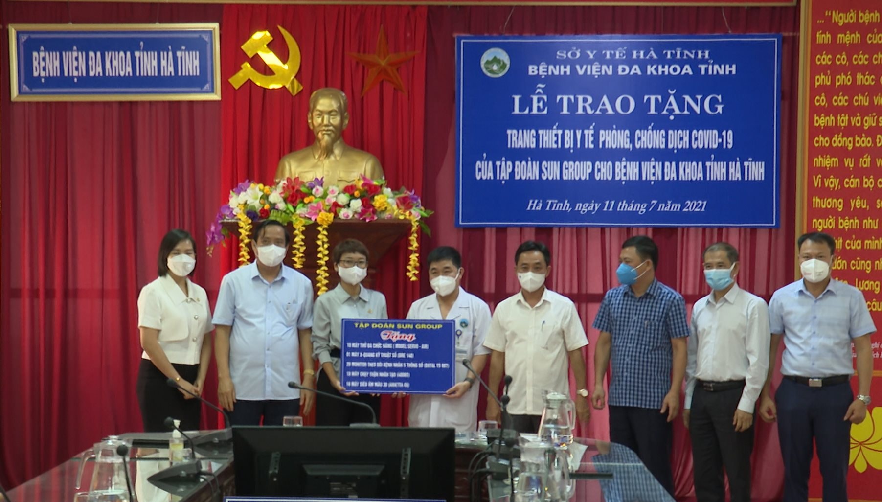 le-trao-tang-trang-thiet-bi-y-te-phong-chong-dich-covid-19-cua-sun-group-cho-bvdk-ha-tinh-11.7.jpg