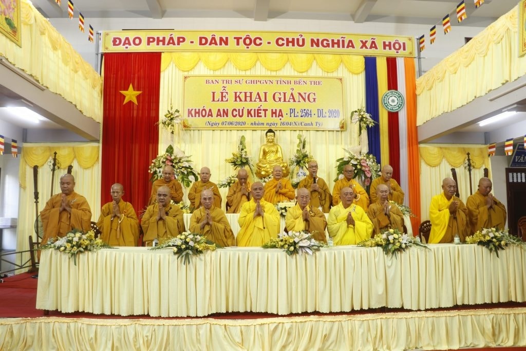 Mùa An cư kiết hạ: Vận động, sư sãi, đồng bào Khmer tham gia công tác phòng chống dịch Covid-19 và phòng chống cháy nổ