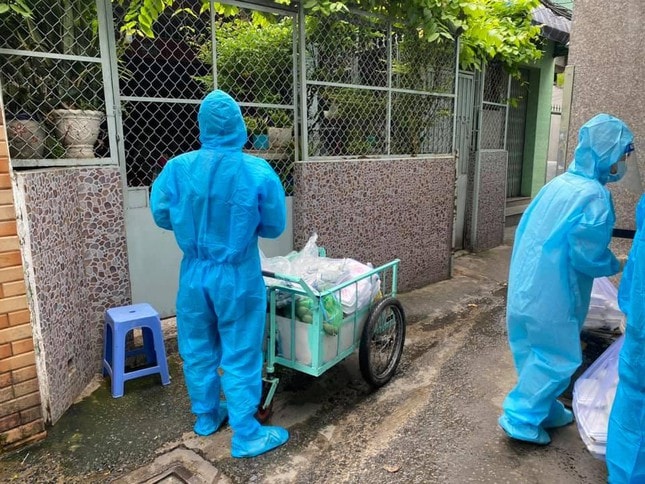 Các tình nguyện viên tặng cơm đến những gia đình đang trong khu cách ly.