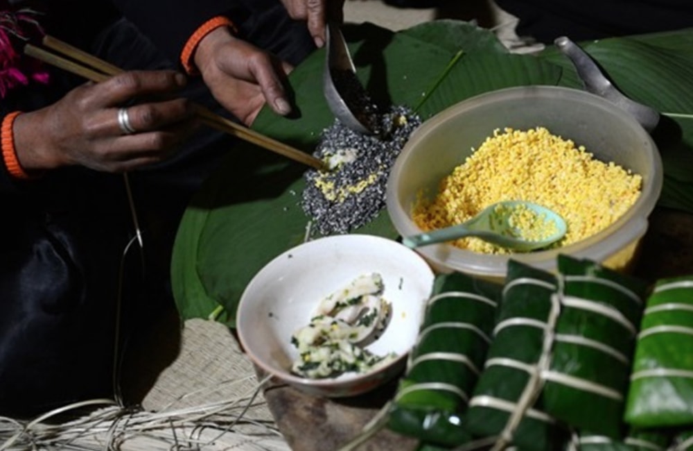 Công đoạn quan trọng nhất để làm bánh chưng đen chính là công đoạn tạo màu cho gạo.