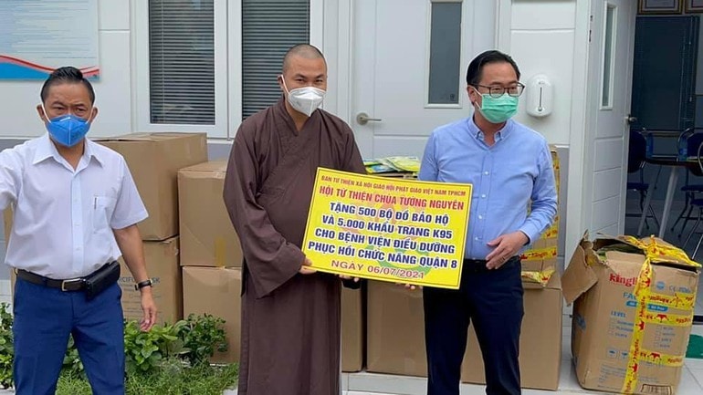Đại đức Thích Minh Phú trao tặng đồ bảo hộ đến Bệnh viện Điều dưỡng quận 8, TP.HCM.