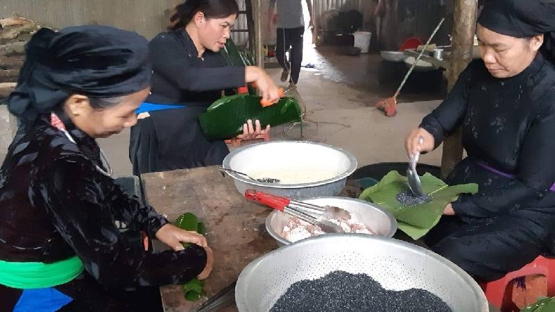 Người Tày có quan niệm: Sự hoà hợp của lòng người, núi rừng và đất trời đều được hòa quyện trong màu đen của bánh.