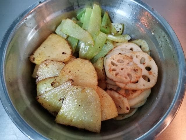 Tôm xào củ sen khoai tây 0