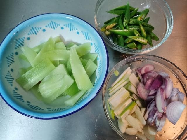 Tôm xào củ sen khoai tây 4