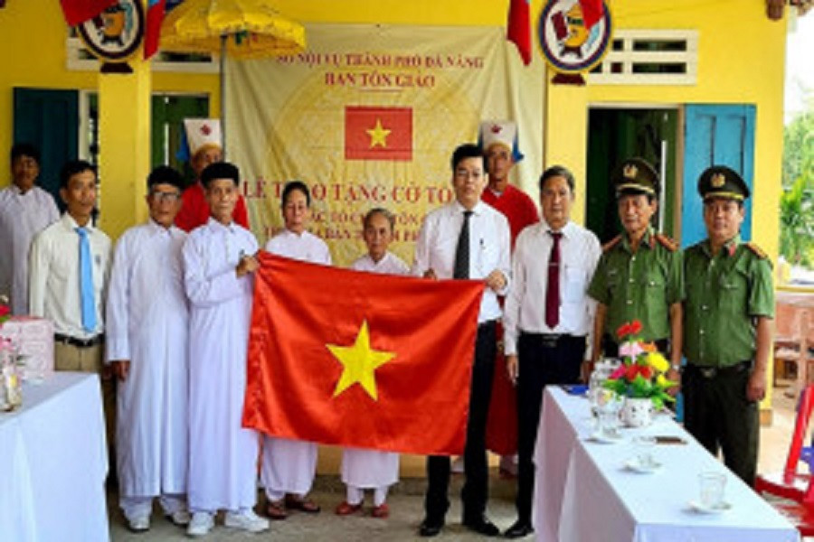Đại diện lãnh đạo Ban Tôn giáo TP Đà Nẵng cùng lãnh đạo Phòng An ninh đối nội (ngoài cùng bên phải) tặng cờ Tổ quốc cho các tôn giáo trên địa bàn thành phố (tháng 02/2021).