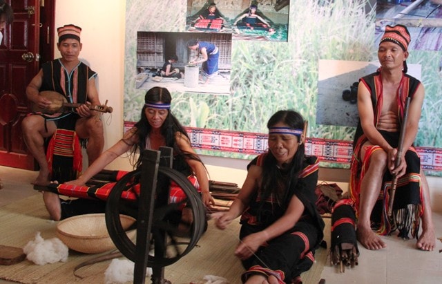 Phụ nữ Giẻ Triêng nổi tiếng khéo tay.
