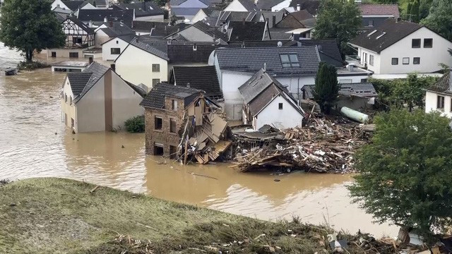 Ít nhất 60 người tử vong và hơn 70 người mất tích sau đợt mưa lớn chưa từng thấy ở Đức và Bỉ - Ảnh 10.