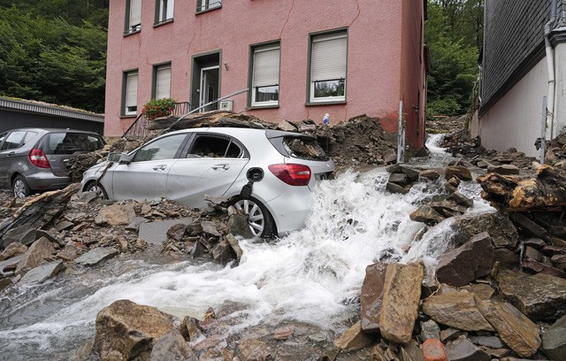 Ít nhất 60 người tử vong và hơn 70 người mất tích sau đợt mưa lớn chưa từng thấy ở Đức và Bỉ - Ảnh 9.