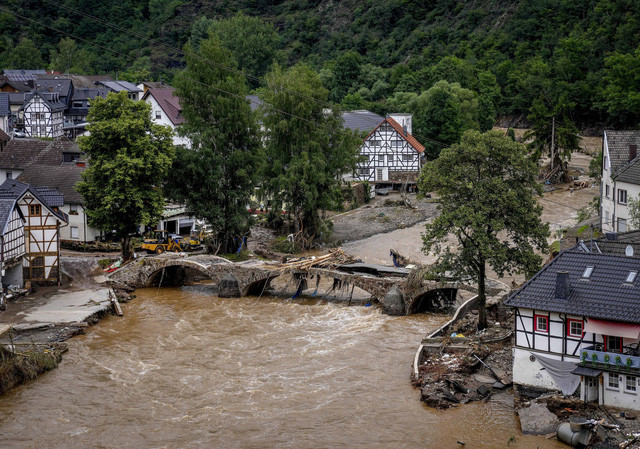 Ít nhất 60 người tử vong và hơn 70 người mất tích sau đợt mưa lớn chưa từng thấy ở Đức và Bỉ - Ảnh 4.