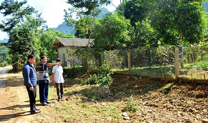 Đảng viên Nguyễn Văn Tiến tình nguyện hiến đất để mở đường cho bà con đi lại thuận lợi hơn.