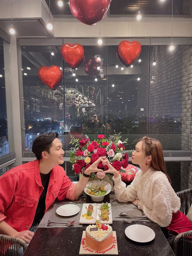 Hương Giang 'Mùa hoa tìm lại' úp mở ảnh cô dâu bên trai trẻ Đình Tú, fans ào ào giục cưới 2