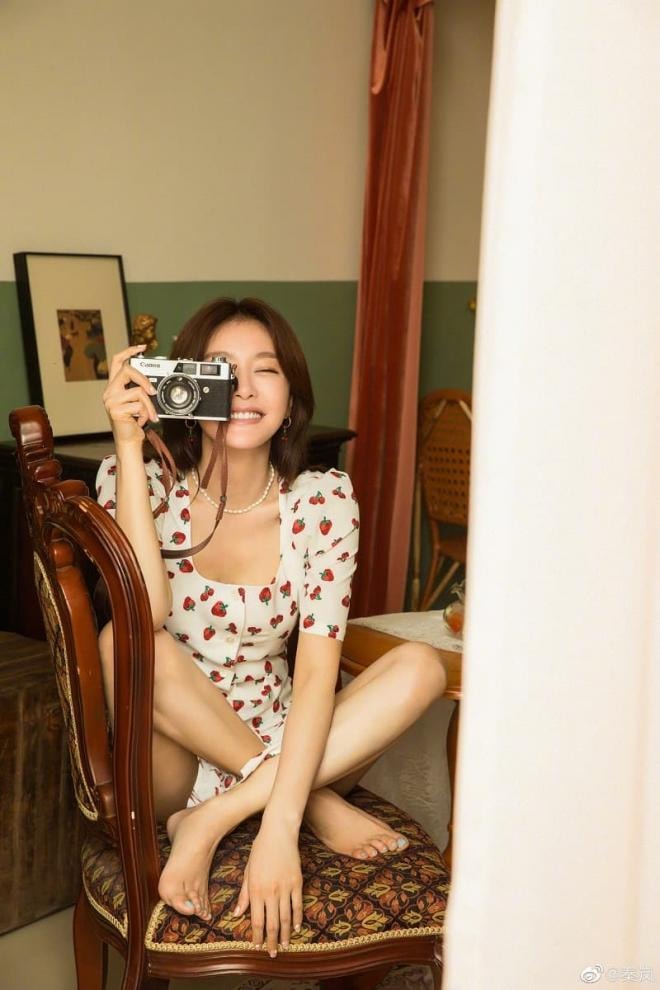 'Phú Sát' Tần Lam khoe ảnh sinh nhật 42 tuổi mà như gái 24, còn chụp ảnh với 6 'Kim Thành Vũ' như fangirl cuồng nhiệt 11