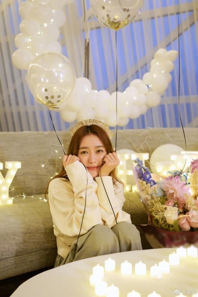 'Phú Sát' Tần Lam khoe ảnh sinh nhật 42 tuổi mà như gái 24, còn chụp ảnh với 6 'Kim Thành Vũ' như fangirl cuồng nhiệt 8