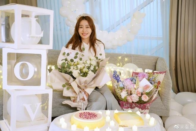 'Phú Sát' Tần Lam khoe ảnh sinh nhật 42 tuổi mà như gái 24, còn chụp ảnh với 6 'Kim Thành Vũ' như fangirl cuồng nhiệt 4