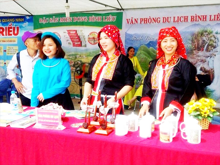 : Các cô gái dân tộc Dao Thanh Phán của Trung tâm Truyền thông và văn hóa huyện Bình Liêu (Quảng Ninh) giới thiệu về các hoạt động du lịch tại Lễ hội hoa sở Bình Liêu năm 2020. 