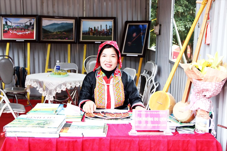 Thiếu nữ Dao Thanh Phán chưa chồng thường quấn trên đầu một chiếc khăn màu đỏ, in họa tiết hoa văn nổi bật. 