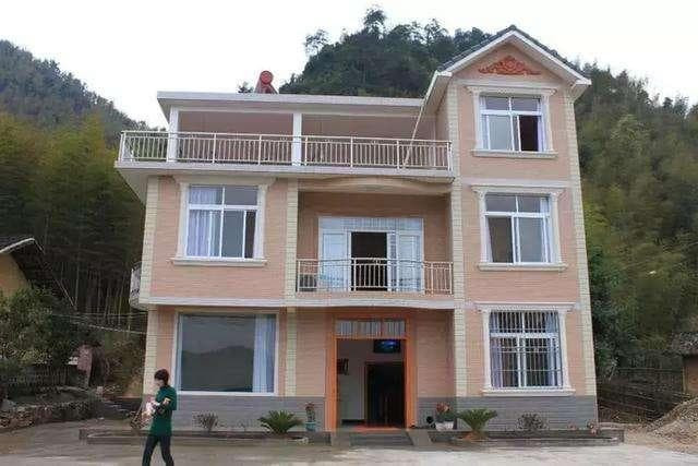Cô gái thu dọn đồ ăn thừa, chàng trai đang hẹn hò khen ngợi đức độ nhưng hôm sau lại bị nói rằng: 'Chúng ta không phù hợp' 4