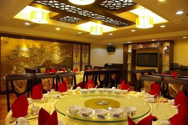 Cô gái thu dọn đồ ăn thừa, chàng trai đang hẹn hò khen ngợi đức độ nhưng hôm sau lại bị nói rằng: 'Chúng ta không phù hợp' 3