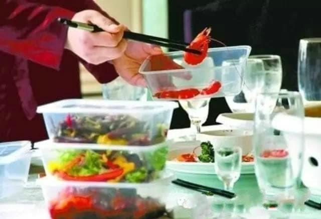 Cô gái thu dọn đồ ăn thừa, chàng trai đang hẹn hò khen ngợi đức độ nhưng hôm sau lại bị nói rằng: 'Chúng ta không phù hợp' 2