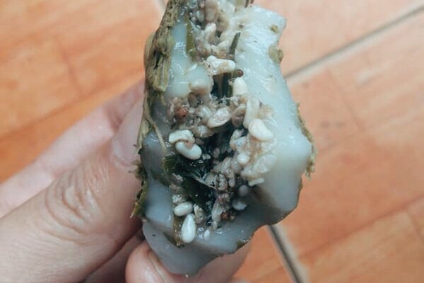 Món ăn được làm từ những nguyên liệu dân dã hòa quyện với nhau làm nên một thức bánh quyến rũ lòng người.