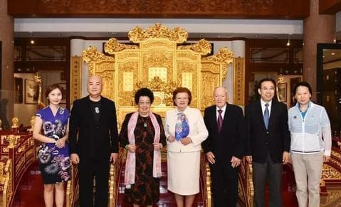 Là hậu duệ của nhà Thanh, bà có giá trị cả trăm nghìn tỷ nhưng chỉ yêu hai thứ trong đời: Đàn hương đỏ và 'Đường Tăng' 2