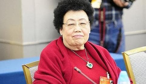 Là hậu duệ của nhà Thanh, bà có giá trị cả trăm nghìn tỷ nhưng chỉ yêu hai thứ trong đời: Đàn hương đỏ và 'Đường Tăng' 0
