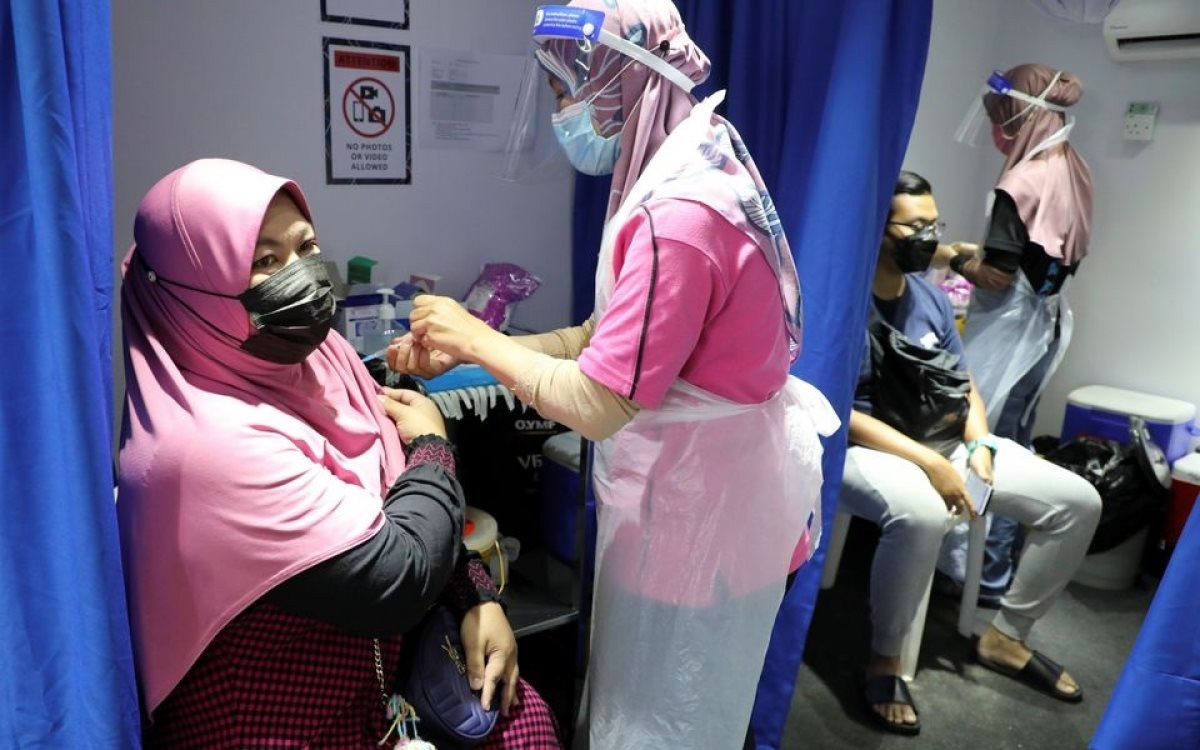 malaysia-tiem-vaccine-covid-sinovac-cua-trung-quoc-7-2021-reu.jpg