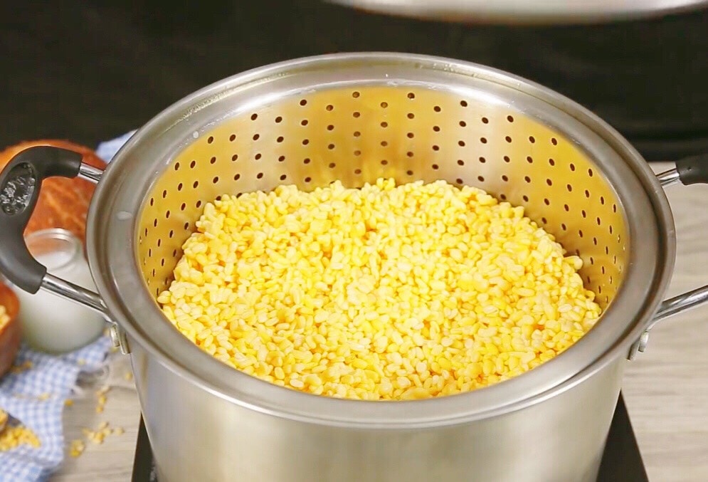 Đỗ được chọn làm chè phải ngon, khi nấu lên phải tơi màu vàng ruộm.