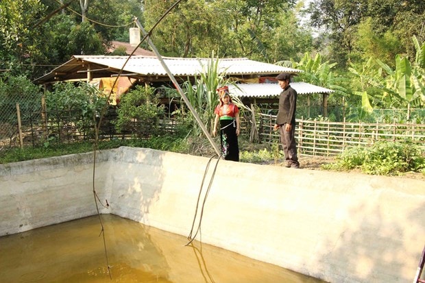 Đồng bào dân tộc La Ha ở bản Huổi Lọng, xã Nong Lay, huyện Thuận Châu, tỉnh Sơn La được hỗ trợ làm ao để phục vụ sản xuất và phát triển chăn nuôi.  