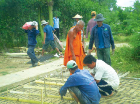 Hòa thượng Trần Nhiếp cùng đồng bào Khmer xây dựng đường giao thông nông thôn trong Chương trình xây dựng Nông thôn mới.