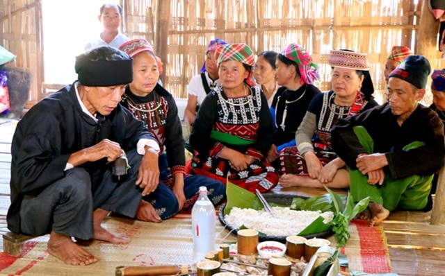 Thầy cúng làm lễ trong Tết cơm mới.