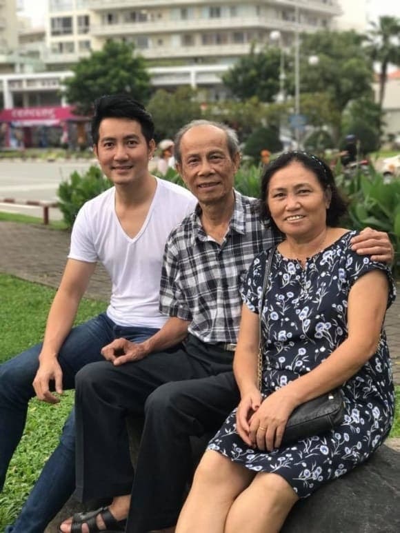 nguyen-phi-hung-va-bo-me_qqai-ngoisaovn-w580-h773 7