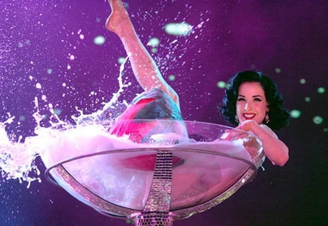 Nữ hoàng thoát y Dita Von Teese mặc đầm hai dây dạo phố, ở tuổi 48 làn da vẫn mịn màng như thiếu nữ, khó trách Beckham cũng phải mê mẩn 0