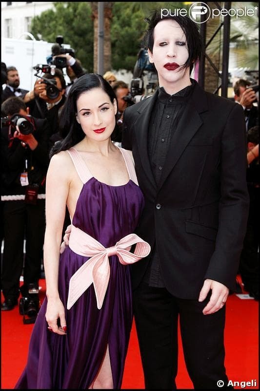 Nữ hoàng thoát y Dita Von Teese mặc đầm hai dây dạo phố, ở tuổi 48 làn da vẫn mịn màng như thiếu nữ, khó trách Beckham cũng phải mê mẩn 1
