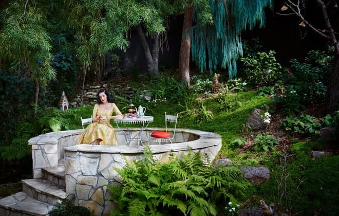 Nữ hoàng thoát y Dita Von Teese mặc đầm hai dây dạo phố, ở tuổi 48 làn da vẫn mịn màng như thiếu nữ, khó trách Beckham cũng phải mê mẩn 10