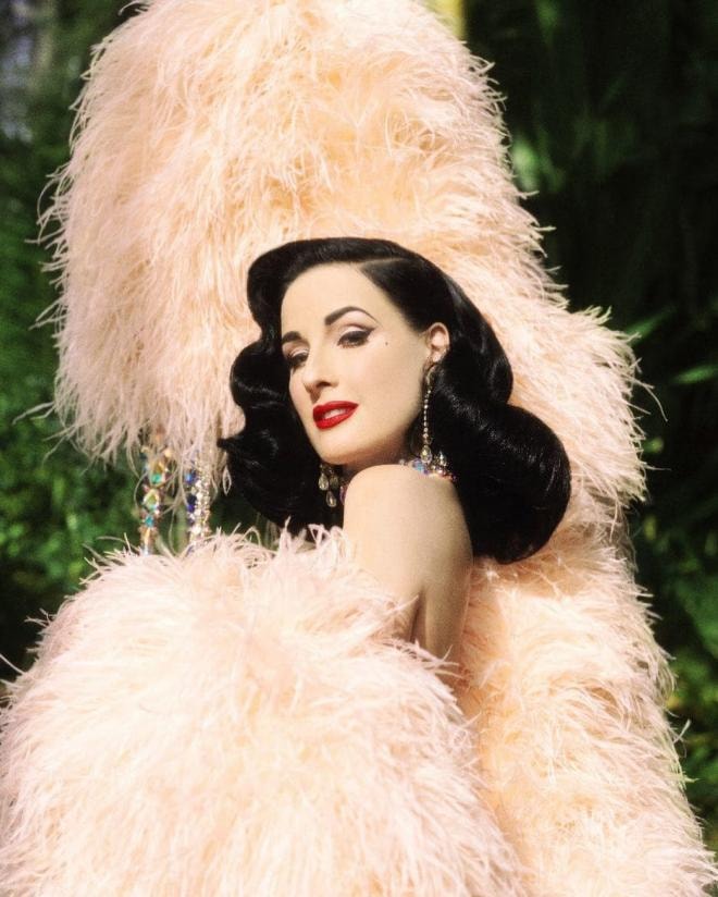 Nữ hoàng thoát y Dita Von Teese mặc đầm hai dây dạo phố, ở tuổi 48 làn da vẫn mịn màng như thiếu nữ, khó trách Beckham cũng phải mê mẩn 15