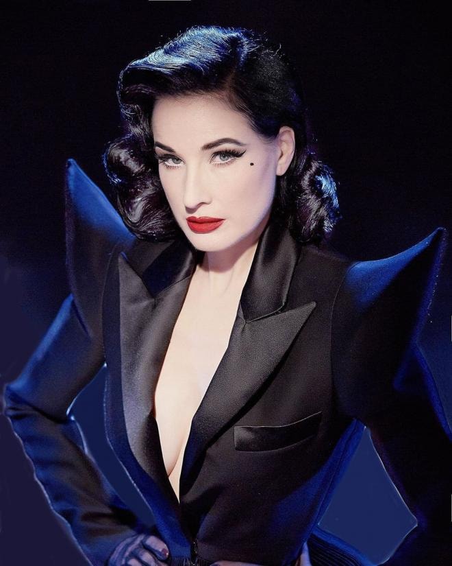 Nữ hoàng thoát y Dita Von Teese mặc đầm hai dây dạo phố, ở tuổi 48 làn da vẫn mịn màng như thiếu nữ, khó trách Beckham cũng phải mê mẩn 17
