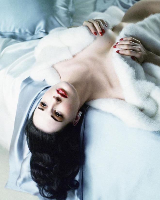 Nữ hoàng thoát y Dita Von Teese mặc đầm hai dây dạo phố, ở tuổi 48 làn da vẫn mịn màng như thiếu nữ, khó trách Beckham cũng phải mê mẩn 13
