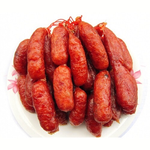 Những chiếc lạp xưởng bò được nướng trên bếp than hồng, lớp vỏ căng cứng, óng ánh mỡ.